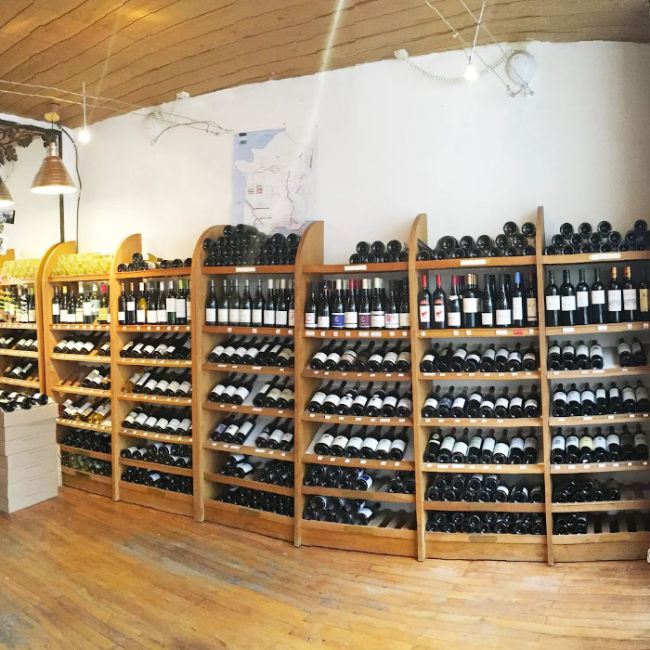 Etagères des Vins de la Cave Saint Leger à Cognac