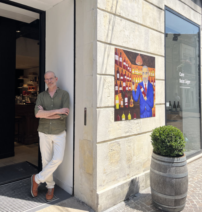 Philippe Piquet-Pellorce, caviste, devant la Cave Saint Leger à Cognac